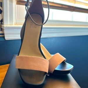 Naturalizer Womens 9W Joy, Grey/Pink 4” Heels